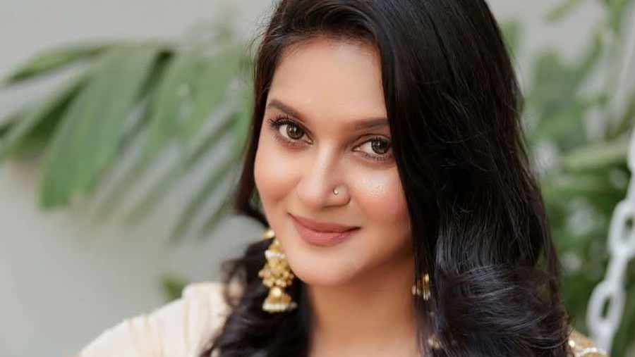ব্যক্তিজীবনের বিতর্ক পেরিয়ে ডক্টরেট ডিগ্রি অর্জন আলোচনায় মিথিলা